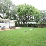 Spacious Tropical Oasis - 1/2 Acre In Heart Of Mia